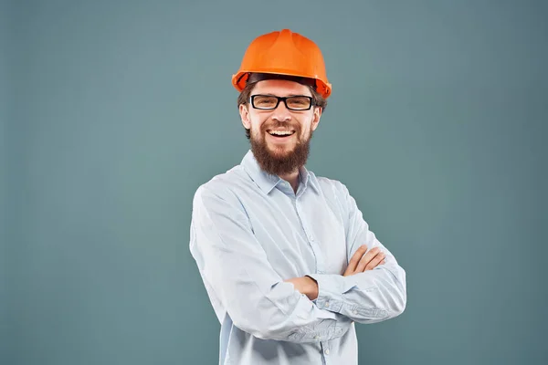 Männlicher Ingenieur orangefarbener Helm auf dem Kopf Studio Handbewegung — Stockfoto