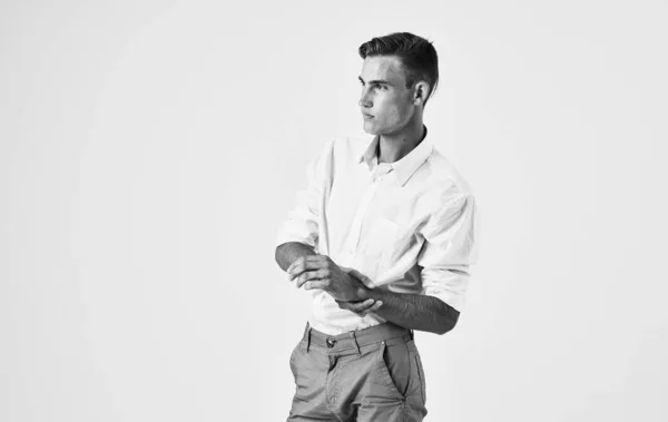 Homem de camisa branca posando moda estúdio de estilo moderno — Fotografia de Stock