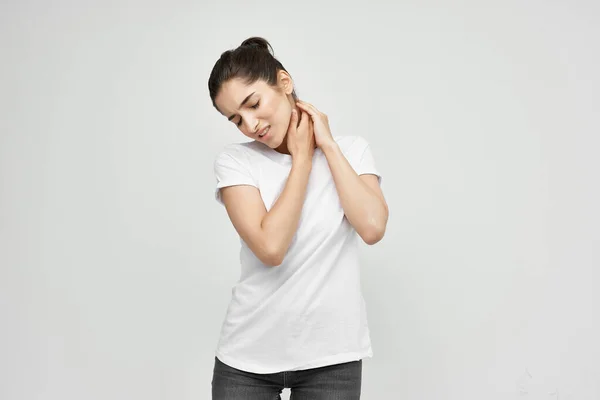 Woman in white t-shirt big discomfort medicine — Stock Photo, Image
