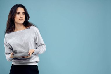 Elinde tableti olan kadın mavi arka plan teknoloji iletişimi çevrimiçi