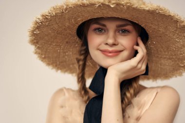 Plaj şapkalı neşeli kadın. 