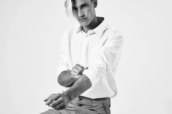 Jóképű férfi divatos frizura fehér ing stúdió életmód — Stock Fotó
