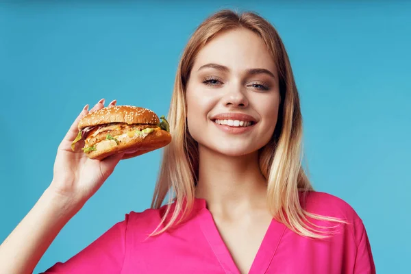 Vrolijk blond fast food snack emotie blauw achtergrond — Stockfoto