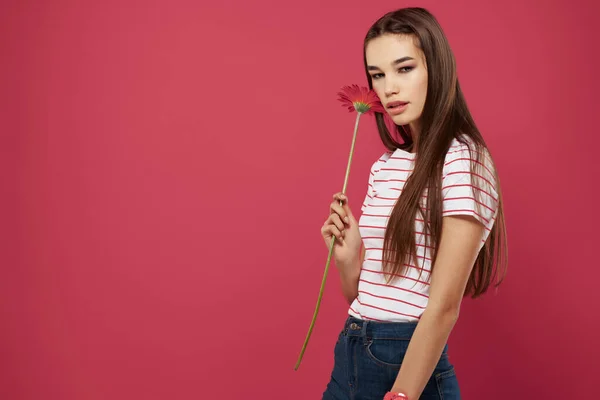 Vacker kvinna med röd blomma Glamor modell isolerad bakgrund — Stockfoto