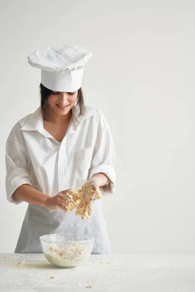Mulher em uniforme de chefs trabalhando com produtos de farinha de massa cozinhar — Fotografia de Stock