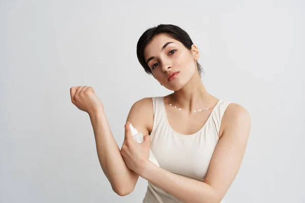 Mulher com frasco de creme dermatologia hidratação da pele — Fotografia de Stock