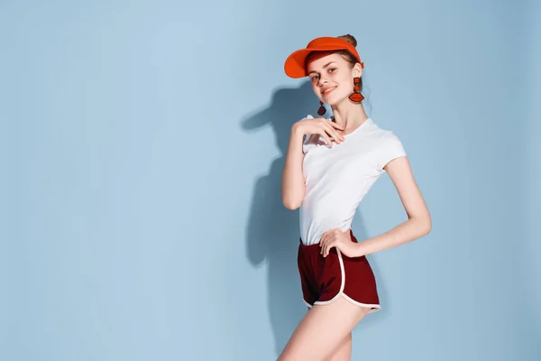 Mujer Alegre Gorra Roja Estudio Foto Alta Calidad — Foto de Stock