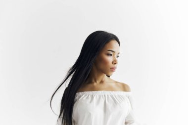 Güzel bir kadın Afrikalı görünüşü ve güzel saçları var.