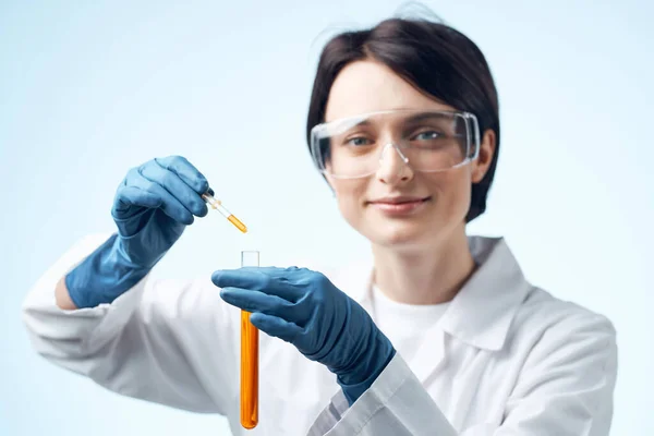 白衣化学溶液試験管科学の女性実験助手 — ストック写真