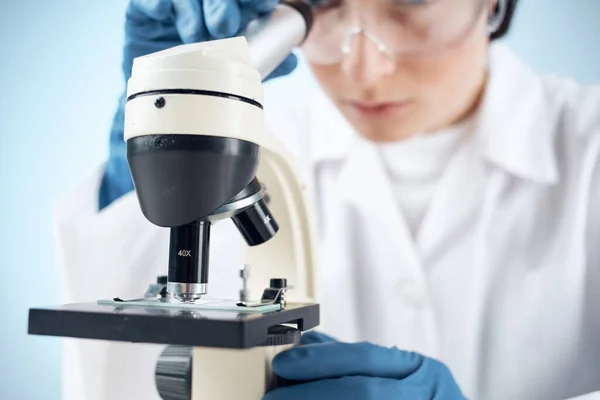Mujer en blanco abrigo laboratorio microscopio trabajo ciencia investigación — Foto de Stock