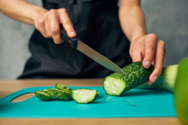 Ev hanımı sağlıklı salata yiyor.