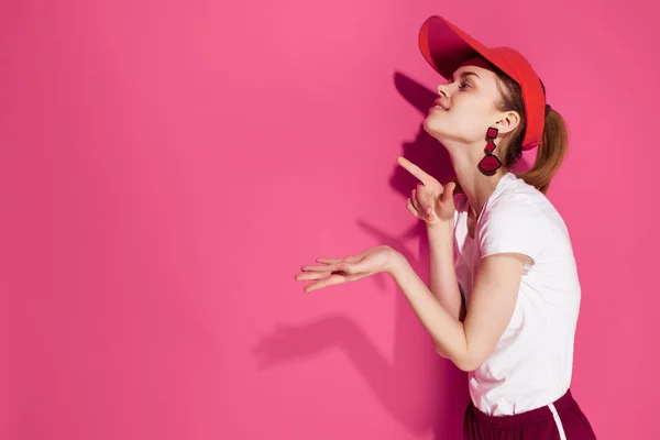 Femme Gaie Shirt Blanc Short Posant Sur Fond Rose Photo — Photo