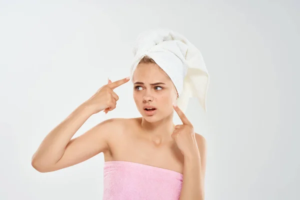 Mulher bonita com ombros nus insatisfação higiene dermatologia close-up — Fotografia de Stock