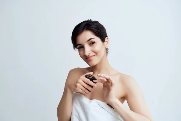 Brünette mit nackten Schultern nach der Duschcreme Hautpflege — Stockfoto