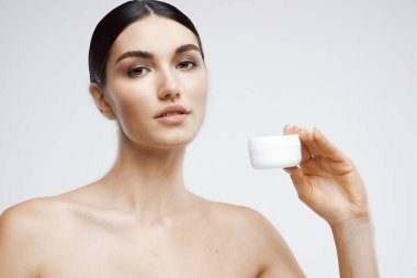 Güzel bir kadın çıplak omuzlarıyla cilt bakımına gider.