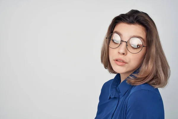 Kvinna Med Glasögon Blå Skjorta Mode Poserar — Stockfoto