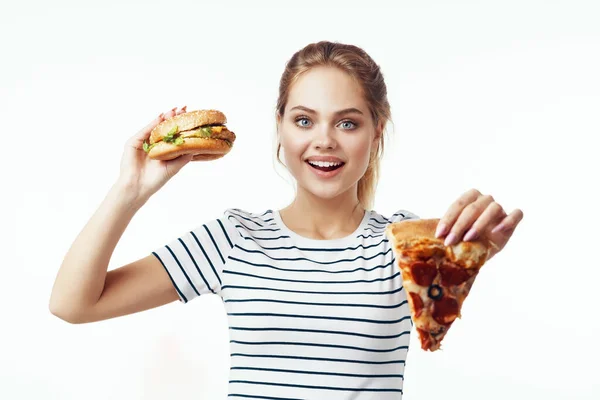 Mujer en rayas camiseta comida rápida snack comida chatarra — Foto de Stock