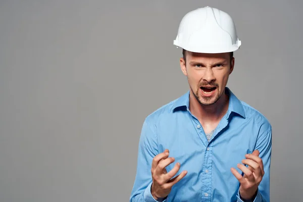 Allegro ingegnere maschio in bianco casco da costruzione professionale di lavoro — Foto Stock
