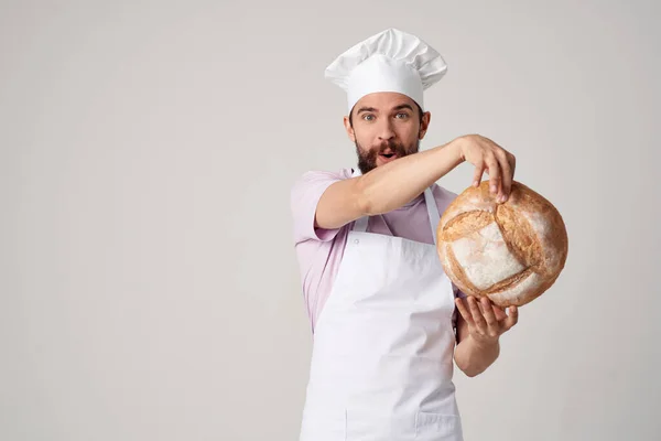 Mannelijke Bakker Een Wit Schort Met Brood Handen — Stockfoto