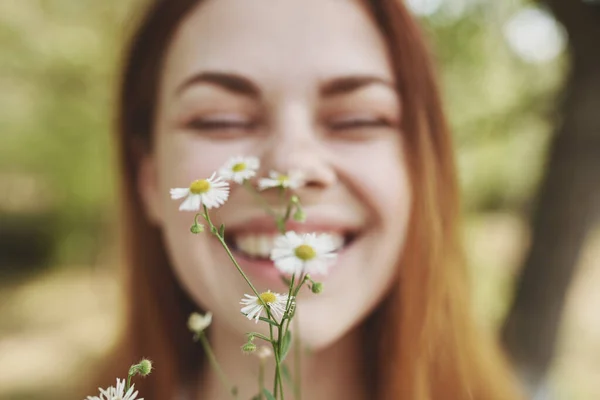 Donna Allegra Con Fiori Selvatici Sulla Natura — Foto Stock