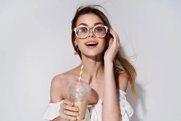 Atractiva Mujer Vaso Con Una Bebida Mano Sobre Fondo Aislado —  Fotos de Stock