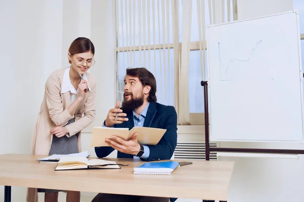 Arbetskamrater skrivbord kontor kommunikation känslor tjänstemän — Stockfoto