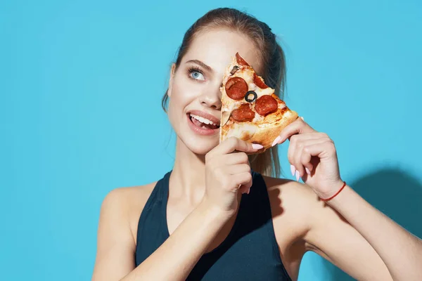 Frau Sportuniform Isst Pizza Auf Blauem Hintergrund Foto Hoher Qualität — Stockfoto