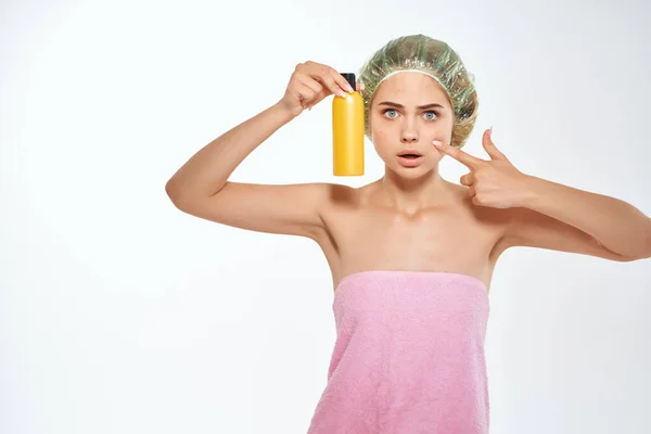 Mooie vrouw katoen wattenstaafje gezicht huidproblemen dermatologie — Stockfoto