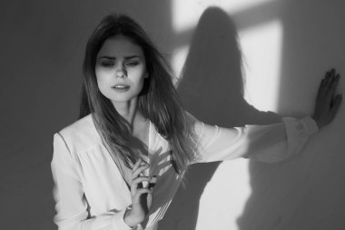 Siyah beyaz bir kadının portresi. 