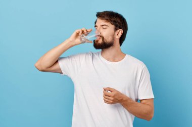 Tecrit edilmiş arka planda suyu olan hoş bir adam. Yüksek kalite fotoğraf