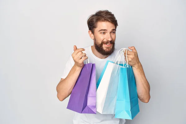 Homem barbudo alegre com pacotes em mãos compras emoções close-up — Fotografia de Stock