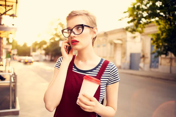 Bonita mujer al aire libre hablando por teléfono estilo de vida verano primer plano — Foto de Stock