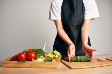 Sebze kesmek, yemek pişirmek, mutfak yapmak.