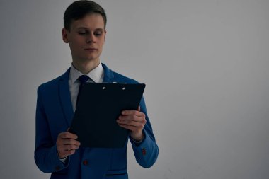 Ofisinde evrakları olan takım elbiseli bir yönetici. 