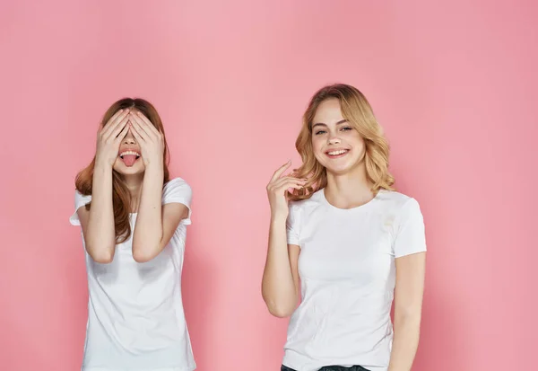 Divertido novias en blanco camisetas abrazos emociones divertido amistad — Foto de Stock