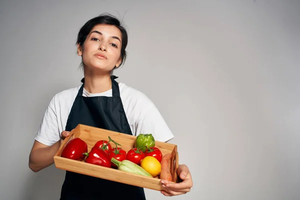 Mujer ama de casa verduras frutas alimentos saludables luz fondo — Foto de Stock