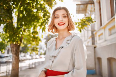 Parkta güzel kırmızı dudaklar, dışarıda yürüyor.