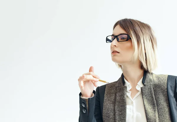 Femme d'affaires portant des lunettes documents travailler feuille blanche publicité — Photo