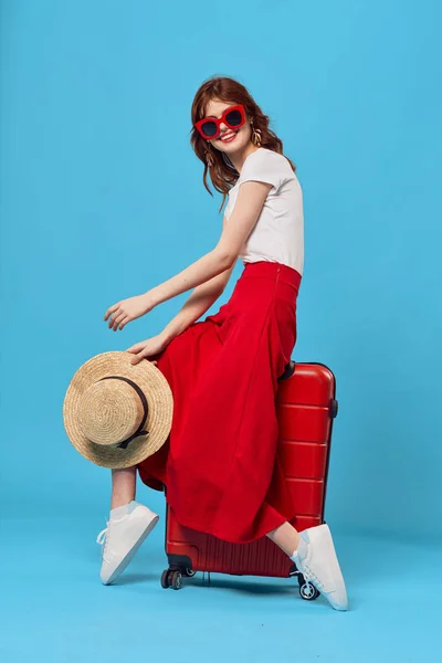 Mulher Bonita Com Mala Vermelha Sentada Bagagem — Fotografia de Stock