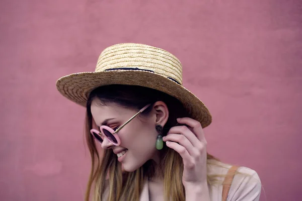 Kvinna utomhus promenad mode sommar rosa vägg Livsstil — Stockfoto