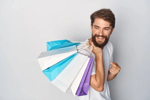 Szakállas férfi csomagok vásárlás kedvezmények szórakozás — Stock Fotó