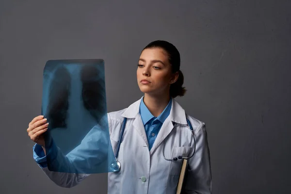 Lékař v bílém plášti s rentgenovým zdravotnickým pracovištěm — Stock fotografie