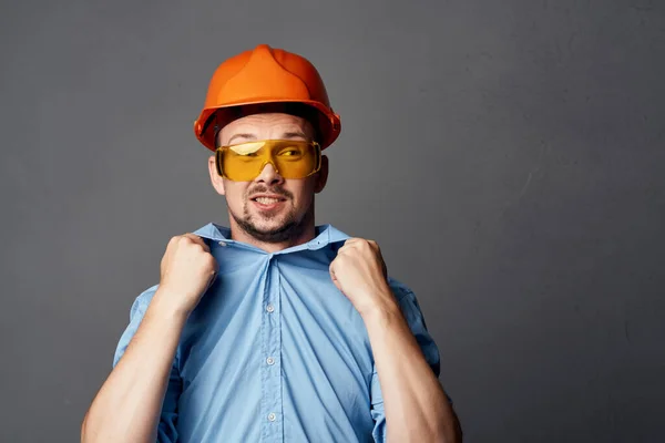 Homem em laranja chapéu duro Construtor emoções Profissional — Fotografia de Stock