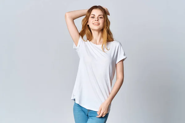 Woman in white t-shirt and jeans Design mockup advertisement — Stock Photo, Image