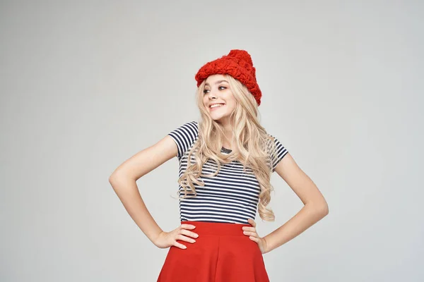 Ξανθιά σε μοντέρνα ρούχα Red Hat posing Studio — Φωτογραφία Αρχείου