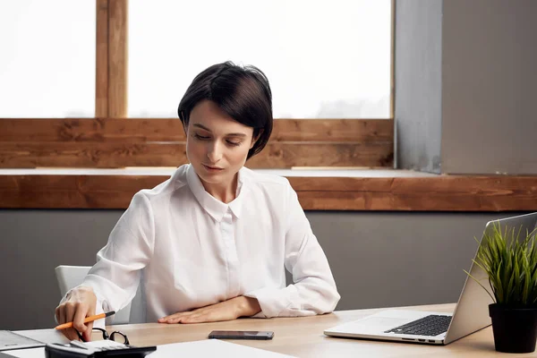 Mulher em traje na frente de documentos do laptop Professional Job isolado fundo — Fotografia de Stock