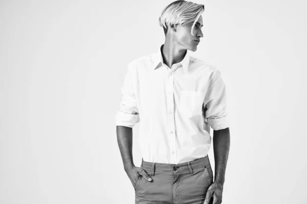 Férfi fehér ing és nadrág divat frizura életmód stúdió portré — Stock Fotó