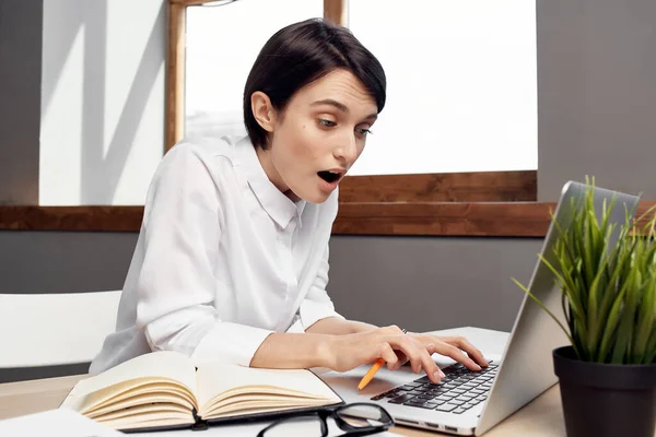 Mulher em traje na frente de documentos do laptop Professional Job Studio Lifestyle — Fotografia de Stock