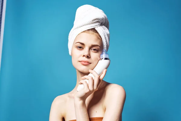 Kvinna håller i händerna ansiktsrengöring spa behandlingar — Stockfoto