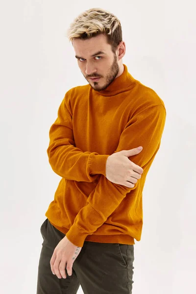 Hombre con peinado de moda estilo moderno ropa de otoño para hombre estilo — Foto de Stock